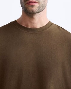 Camiseta de punto informal de manga regular con cuello redondo y logotipo frontal de secado rápido, 100% algodón, de ajuste holgado para hombre, con su propia marca personalizada. - Product Image 3