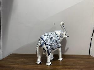 Statue de cheval en poterie bleue artisanale avec motif floral, décoration de table ou de bureau traditionnelle indienne - Product Image 5