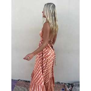 เดรสยาวผ้าฝ้ายแท้ 100% ลายมัดย้อมสีสันสดใส สไตล์สนุกสนานและอิสระ คอแบบผูก สายคล้องคอ ทรงหลวมพลิ้วไหว - Product Image 4