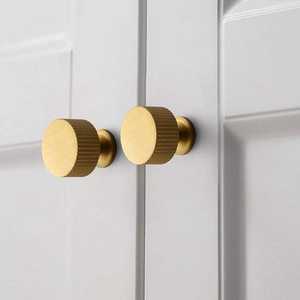 Pomo de latón macizo moderno con borde moleteado, acabado dorado cepillado, texturizado, para cajones de cocina, armarios y muebles. - Product Image 2