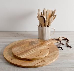 Tabla de cortar de madera de primera calidad para uso doméstico, que combina resistencia, estilo y funcionalidad en la cocina. - Product Image 6