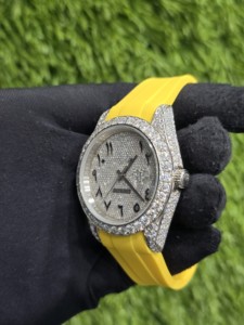 Reloj de Lujo Unisex con Incrustaciones de Diamantes y Cristal de Zafiro, Correa de Caucho Amarillo y Acero Inoxidable, Cuarzo Analógico con Visualización de Fecha, Caja de 41 mm - Product Image 4