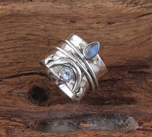 Anillo de banda de plata de ley 925 con piedra lunar arcoíris natural de pera, joyería multienhufe de piedras, venta al por mayor, banda apilable con gema en forma de lágrima - Product Image 2