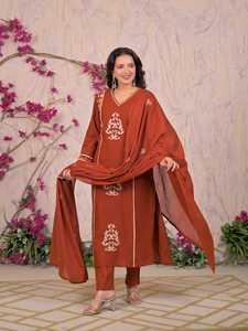 Elegante Conjunto de Kurta, Pantalón y Dupatta de Algodón Marrón Terracota con Estampado Digital, de Secado Rápido, Corte Holgado, Cuello en V y Detalle de Encaje para Mujer - Product Image 1