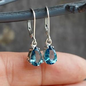 Boucles d'oreilles pendantes en topaze bleue de Londres, forme poire, en argent sterling 925, plaqué or, délicates, en forme de goutte, pierres précieuses, élégantes, minimalistes, bijoux de soirée - Product Image 3
