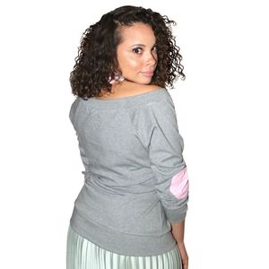 Camiseta de Hombros Descubiertos para Mujer, Gris, Manga Larga, Informal, con Estampado de Corazón, Estilo Sorority, Cómoda y Elegante - Product Image 5