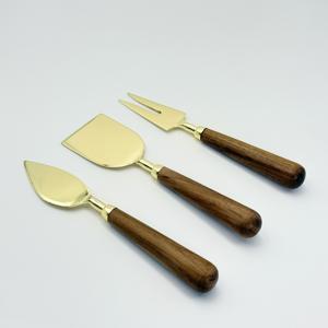 Ensemble de fromage en métal doré tendance avec manche en résine noire et boîte pour le petit-déjeuner – Spatules à fromage et beurre - Product Image 4