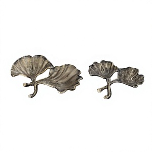 Juego de 2 Bandejas Decorativas de Latón con Forma de Hoja de Ginkgo, Artesanía Metálica Moderna, Bandeja Decorativa Horizontal de Aluminio con Forma de Hoja - Product Image 1