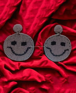 Boucles d'oreilles en perles de rocaille gris Smiley Face Bijoux perlés amusants Boucles d'oreilles tendance Élégant Party Wear Funky Fashion Gift - Product Image 1