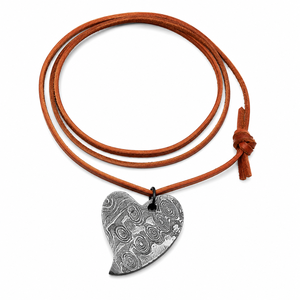 Collar con Colgante de Corazón de Acero de Damasco Hecho a Mano con Patrón Grabado, Cordón de Cuero Marrón, Moderno y Personalizable, Regalo para el Día de San Valentín - Product Image 2