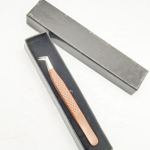 Pinzas de Acero Inoxidable con Agarre de Diamante Sostenible para Extensiones de Pestañas, con Logotipo Personalizado, Recubrimiento en Polvo Marrón, Puntas Puntiagudas para Volumen, Venta al por Mayor - Product Image 1