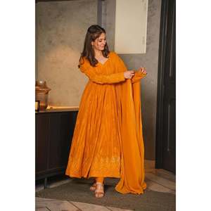 Conjunto de Traje de Georgette Bordado Color Mostaza de Aayna Clothing, Talla XS [34] 0g - Product Image 1