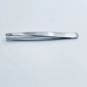 Pinzas Profesionales para Cejas de Acero Inoxidable de Alta Calidad con Punta Inclinada, Diferentes Diseños, Acabado Mate, con Color y Logotipo Personalizados - Product Image 2