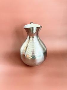 Carafe à eau en acier inoxydable grande capacité avec couvercle, pichet de service en métal de qualité supérieure pour restaurant, hôtel, restauration et événements - Product Image 3