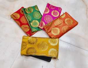 กระเป๋าซิปผ้าไหมอินเดียแบบดั้งเดิมสำหรับผู้หญิง สำหรับงานแต่งงาน งานดิวาลี งานพูจา และของชำร่วยงานปาร์ตี้ - กระเป๋าสีสันหลากหลาย เป็นมิตรกับสิ่งแวดล้อม - Product Image 1