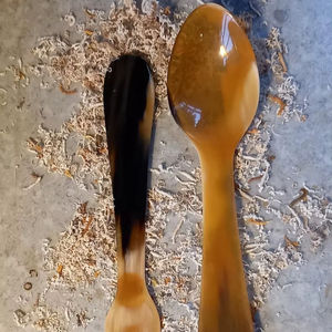 Cuillère en corne naturelle 100% de qualité supérieure, polie à la main, de marque renommée, pour la maison, les hôtels et les restaurants, en provenance d'Inde - Product Image 1