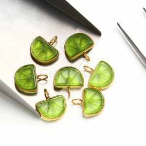 Colgante de Peridoto Natural en Forma de Fruta Naranja Tallado a Mano en Plata de Ley con Baño de Oro Vermeil, Gema Curativa - Product Image 5