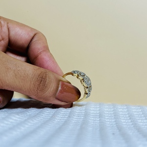 Bague pour femme en or jaune 18 carats avec plusieurs fleurs, diamants ronds taille brillant et pierres naturelles, style classique, cadeau de mariage - Product Image 3