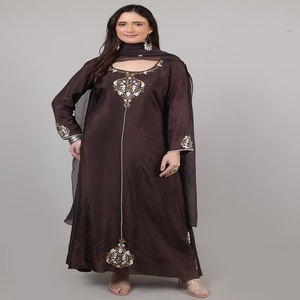 Conjunto de 3 piezas de ropa elegante para mujer, vestido Chudidar Dupatta color marrón con adornos de perlas y lentejuelas. - Product Image 4