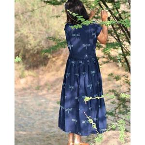 Vestido largo informal de verano con estampado de libélulas azul marino para mujer, cuello en V y botones al frente - Product Image 4