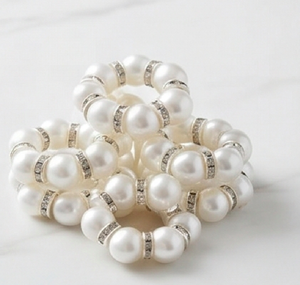 Anillos de servilleta circulares de perlas blancas con separadores de diamantes de imitación para uso en bodas elegantes y decoración de mesas - Product Image 2