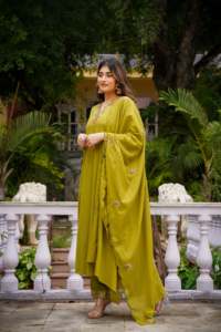 Ensemble Kurta et pantalon brodé à séchage rapide pour femme, style décontracté indien et pakistanais, coupe régulière, longueur standard, en Chanderi, idéal pour les fêtes - Product Image 3