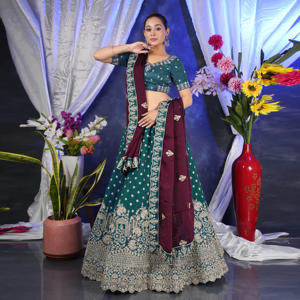 Lehenga Choli à texture mousse |   Motifs élaborés en fil d'or |   Bordure festonnée décorative |   Ensemble élégant de dupatta bicolore - Product Image 4