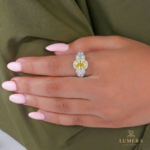 Anillo de Compromiso LUMERA para Mujer con Diamante Amarillo Corte Pera Cultivado en Laboratorio, con Diamantes Laterales Color D, Estilo Clásico, Certificado GIA - Product Image 5