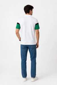 Polo de Manga Corta para Hombre, Color Blanco con Bloques de Color, Rayas Verdes y Estampado de Letras - Product Image 4