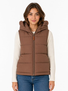 Gilet matelassé marron premium pour femme, sans manches, à capuche, chaud pour l'hiver, léger et isolé, avec fermeture éclair sur le devant - Product Image 1