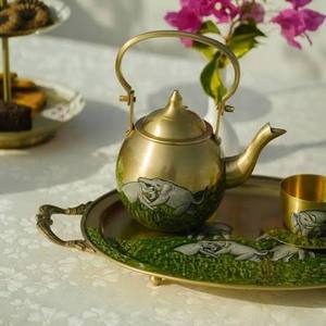 Théière vintage en laiton avec couvercle et poignée, motif éléphant vert, pour les fêtes - Product Image 1