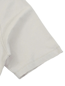 **Nombre del Producto:** Camiseta Raglán con Cuello Simulado y Efecto Desgastado **Nombres Alternativos:** Camiseta con Cuello Simulado y Borde sin Rematar, Estilo Vintage, Streetwear - Product Image 3