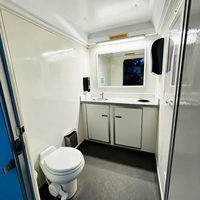Remorque WC portable trois postes, toilettes pour hommes, femmes et accessibles aux personnes à mobilité réduite, rampe en aluminium pour fauteuil roulant, salle de bain mobile à louer