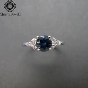 แหวนหมั้นผู้หญิง Charm_Jewells ชุบทองคำขาว 18K ประดับเพชรโมอิสซาไนต์ทรงคุชชั่น ดีไซน์คลาสสิคแบบหนามเตย พร้อมใบรับรอง IGI - Product Image 2
