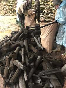 Carbón Vegetal Negro de Madera Dura de Vietnam para Asar al Aire Libre, Bajo en Cenizas, Alto Valor Calorífico 7000-8000 Kcal/kg, Combustión Limpia - Product Image 2