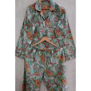 Conjunto de Pijama de Algodón con Estampado Floral Hecho a Mano para Mujer, Cómodo Conjunto para Descansar y Dormir - Product Image 3