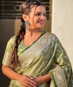 Sari de seda verde claro, estilo tradicional indio Banarasi, con borde decorado, para usar en ceremonias de boda. - Product Image 2