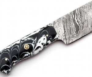 Cuchillo utilitario de hoja fija de acero de Damasco hecho a mano con mango de resina en blanco y negro - Product Image 5