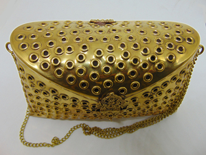 Bolso de mano Repousse con grabado artesanal, estilo vintage, de latón, con correa para el hombro. - Product Image 5
