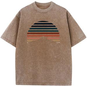 T-shirt pour homme à manches courtes d'inspiration rétro, imprimé géométrique avec motif coucher de soleil et montagne, t-shirt en coton lavé - Product Image 2