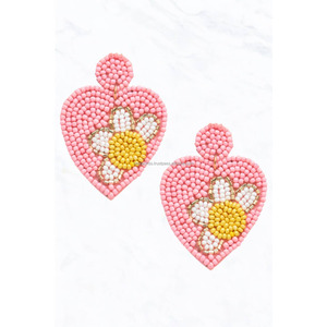 Boucles d'oreilles en cristal de forme émeraude faites à la main, avec des perles de strass en forme de cœur, design floral blanc et jaune, jolies boucles d'oreilles en perles de graines, taille personnalisée, pour les fêtes - Product Image 2