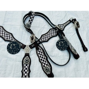 Conjunto de cabezada de una oreja y pechera de cuero negro estilo western para caballo con incrustaciones a cuadros blancos y conchos de diamantes de imitación, equipo ecuestre - Product Image 4