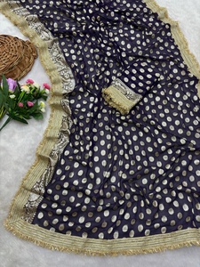 Sari de viscosa georgette suave de diseñador, teñido a mano, con blusa de la misma tela que el sari, con elegante encaje en el otro lado. - Product Image 4