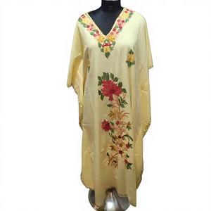 Caftán largo midi negro Kainat de cachemira ligera bordada, estilo casual, con bordado Aari. - Product Image 1