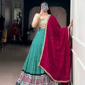 Hermoso vestido de novia con estampado de motivos dorados, lehenga choli y dupatta para fiesta, lehenga que brilla con lujo. - Product Image 1