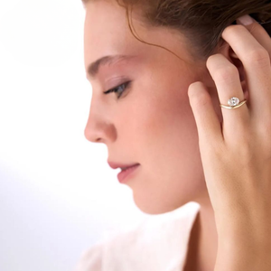 Bague de luxe unisexe en or jaune, blanc ou rose 10k, 14k, 18k avec diamant de laboratoire taille ovale couleur D certifié IGI et pierre latérale plaquée or de laboratoire - Product Image 2