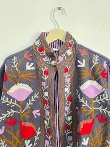 Chaqueta Bordada Suzani Gris, Chaqueta de Algodón Boho Multicolor con Flores, Abrigo Étnico Hecho a Mano para Mujer, Cuello Alto, Estilo Vintage - Product Image 4