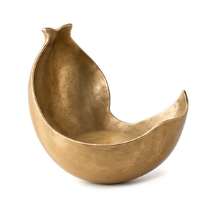 Porte-bougie en laiton artisanal - Design pilier en coque de noix fendue, décoration de table en métal, fabriqué à la main en Inde - Product Image 2