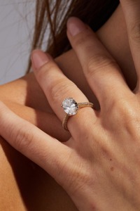 แหวนเพชรทรงรี 2.50 กะรัต สี E เพาะเลี้ยงในห้องปฏิบัติการ แบรนด์ Luxeshine Jewellery พร้อมใบรับรอง IGI หรูหรา ตัวเรือนทองคำขาว 14K ประดับเพชรแบบ Pave Band - Product Image 4
