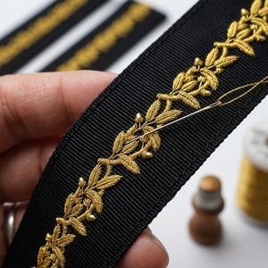 Ruban noir brodé à la main avec feuilles de laurier et de chêne en or pour tenues et casquettes de cérémonie - Product Image 3